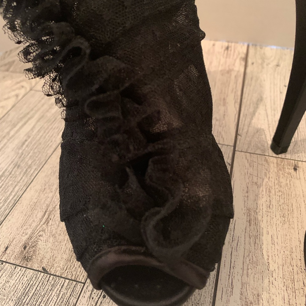 Chinese Laundry Black Lace and Ruffle Slingback Stilettos. - Picture 6 of 7